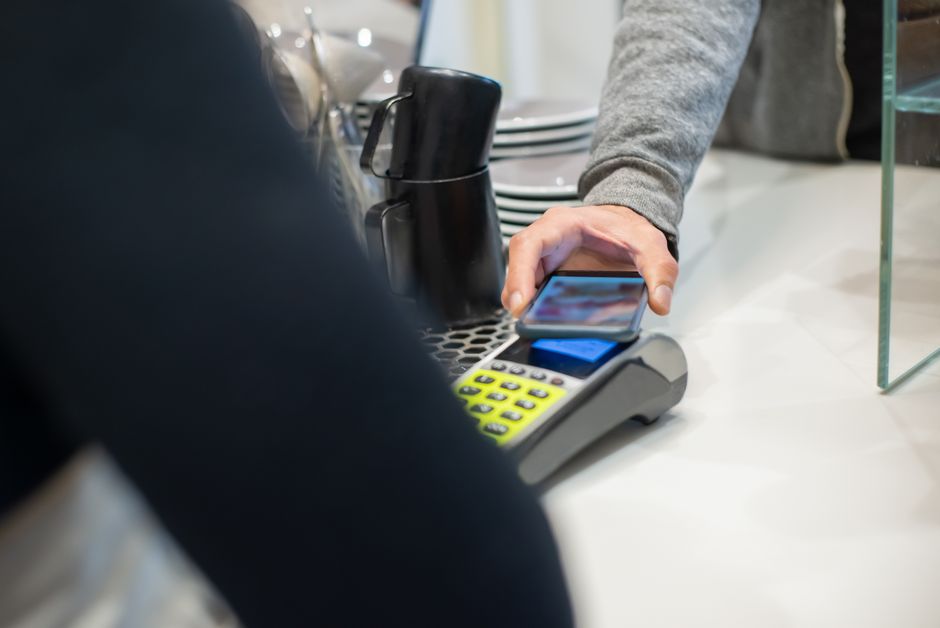 스마트폰 화면을 확인하는 사람의 모습